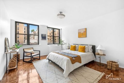 Benvenuti a casa in questo condominio luminoso, spazioso e ristrutturato nel cuore dell'Upper West Side. Questo condominio soleggiato e esposto a sud vanta un ampio soggiorno con molto spazio per mangiare, un'enorme camera da letto principale con amp...