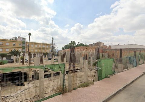 Solar urbano ubicado entre la Av. de Almería y la C/ José Mellado del municipio murciano de Puerto Lumbreras. El solar tiene una superficie de 700 m2 (según Registro de la Propiedad), está clasificado en el PGOU como suelo urbano y calificado como Re...