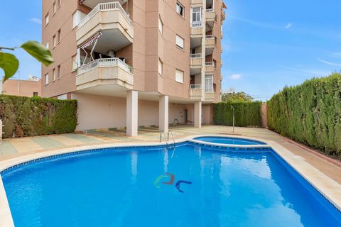 This flat is located in the area of Nueva Torrevieja and offers a living area of 62 m². It is ready to move into and has 2 double bedrooms, a bathroom and an independent and fully equipped kitchen. The south orientation of the flat ensures excellent ...