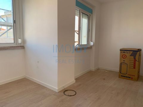 Fantastische 2-Zimmer-Wohnung in einem komplett renovierten Zustand in Amadora (Mina), In dieser Wohnung finden Sie eine geräumige Küche (voll ausgestattet) im offenen Raum mit dem Wohnbereich. Beim Betreten der Wohnung haben Sie den Eingangsbereich,...