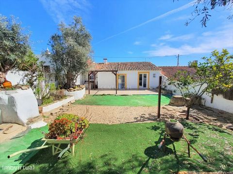 Excellente villa rustique ( Valeur # NÉGOCIABLE # ) située dans le village tranquille de Parreiras fait un retour à l’essence et à la simplicité d’un Alentejo profond, emplacement parfait entre la campagne et la mer !! Et voilà : maison de village av...