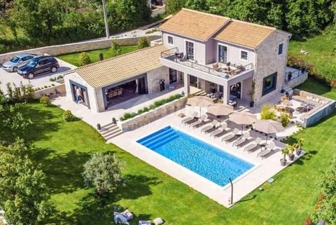 Location: Istarska županija, Karojba, Karojba. ISTRIA, KAROJBA - Casa istriana indipendente con design concettuale È in vendita una vecchia casa istriana con un lussuoso giardino di 1500 m2. Il terreno ha una soluzione concettuale per costruire una c...