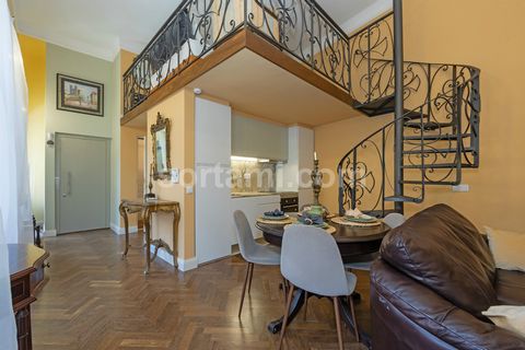 Studio-Apartment mit Mezzanine in der Innenstadt von Porto! Diese Wohnung wurde im Jahr 2021 in einem wunderschönen alten Gebäude mit typischer Porto-Architektur renoviert. Aufzug mit direktem Zugang zur Wohnung im Dachgeschoss, mit einer Deckenhöhe ...