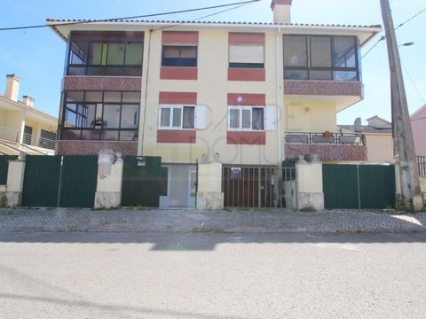 Loja convertida em apartamento T2,totalmente remodelada. - Atualmente arrendada A cozinha está equipada com placa, forno, exaustor e a máquina de lavar roupa. O apartamento tem acesso a área exterior privada com 15m2. Encontrar-se perto da estação fe...