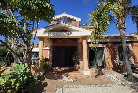 Located in Nueva Andalucía. Beautiful independent villa on its own plot of land. Large basement, with good space for several cars. 2 floors, in very good condition Very cool garden. Basement for large garage. Ground floor, very bright living room, to...