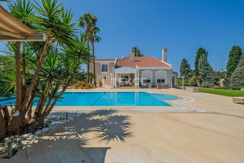 Villa exclusive avec piscine privée et parking à İzmir Narlıdere Narlıdere est un superbe quartier d'Izmir, voisin des régions de Güzelbahçe, Balçova et Konak. La région bénéficie d'un environnement verdoyant et luxuriant qui se fond dans les vues cô...