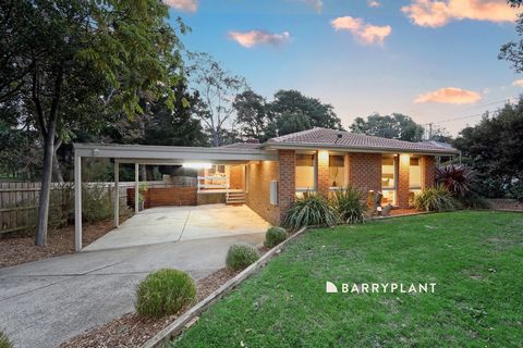 Sale by SET DATE 8/10/2024 at 6pm (unless sold prior) Beautifully presented inside and out, this stunning home borders Mahon's Reserve and sits on a generous 705m2 (approx.) allotment. Offering a fantastic floor plan, the central kitchen overlooks th...