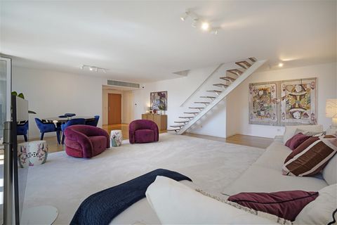 Ce superbe appartement en duplex de 4 chambres avec 173 m² est maintenant disponible à la vente, situé dans la charmante et recherchée ville d’Estoril, l’appartement dispose d’un grand salon, d’une piscine extérieure communautaire et de balcons spaci...