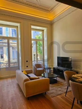 Property type T0 with Mezzanine, located in the historic building on Rua de Fernandes Tomás in the heart of Baixa do Porto, with unique facades and interiors. Surrounding the building is a residential and commercial area, where you can find tradition...