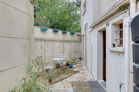 En el centro del pueblo, 4-5 dormitorios, salón, cocina, baño, 2 aseos, garaje, buhardilla, patio con refugio. Esta casa es ideal para una familia con niños que buscan un pueblo con todos los comercios, guardería y escuelas primarias a pie, transport...