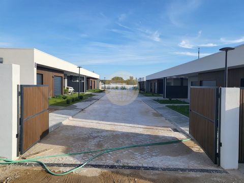 Villa de 3 chambres avec piscine et jardin - Boiças, Rio Maior Prêt à emménager. Inséré dans une copropriété de seulement 5 maisons avec espace de loisirs commun. Voulez-vous vivre dans un quartier très calme, proche de la nature, avec un bon et rapi...