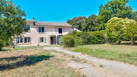 Located in a charming country village, this old farmhouse to renovate offers exceptional potential on a plot of approximately 8000 m2. Without being insulated, it benefits from mains water and a septic tank to be taken over. The farm, with its undeni...