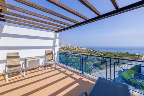 Fantastica residenza (ad angolo) in vendita a Praia da Luz con splendida vista sul mare e giardino privato. Dispone di 4 ampie camere da letto, di cui tre con vista mare, terrazze esterne, garage privato e accesso all'area comune con 2 piscine, giard...