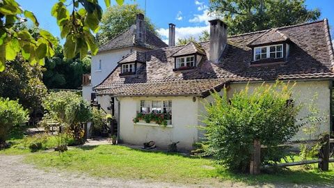 Entre Mussidan et Bergerac maison de campagne composée en rez de chaussée d'un séjour salon 28 m² avec possibilité d'ouvrir sur la tour ajoutée en 1970 . Une communication existe déjà entre la maison principale et l'agrandissement par le bureau. Au r...