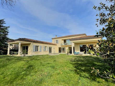 Votre Agence Immobilière ERA Patricia Gomez Immobilier à Castres, a le plaisir de vous présenter cette Propriété nichée sur une parcelle verdoyante d'environ 2 000 m2 Dès que vous franchirez le seuil, vous serez immédiatement séduit par l'atmosphère ...