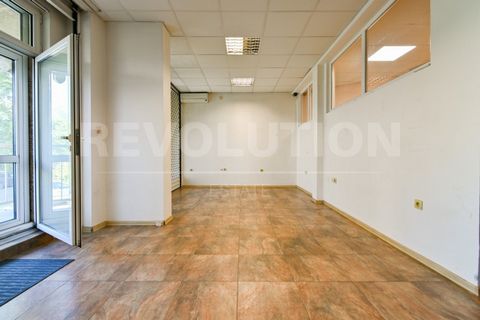 Revolution Estate a le plaisir de vous présenter un magnifique local commercial ayant le statut de BUREAU dans le quartier de Reduta, situé sur un étage entier. ✨ Caractéristiques : - Superficie : 238 m² - Distribution : cinq pièces séparées - bureau...