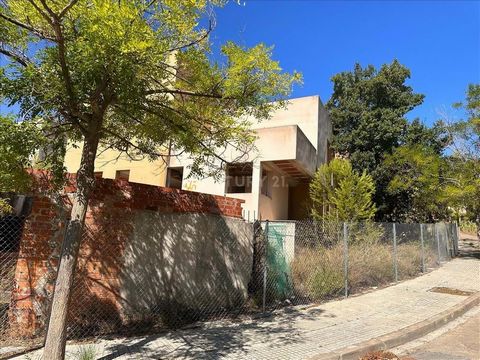 Een uitstekende investeringsmogelijkheid wacht op u in Sant Feliu de Guíxols! Deze ontwikkeling in een staat van verlamde constructie is gelegen in de urbanisatie Mas Toi, een woonwijk met vrijstaande eengezinswoningen, gelegen in de buurt van de weg...