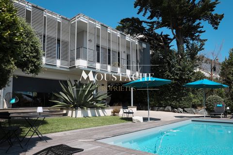 ROYAN PONTAILLAC - UNE MAGNIFIQUE VILLA D'ARCHITECTE RÉCENTE AVEC PISCINE- MOUSTACHE PROPRIÉTÉS a le plaisir de vous présenter cette villa contemporaine VUE MER exclusive, nichée à 300 m de la plage du quartier prisé de Pontaillac, dans un environnem...