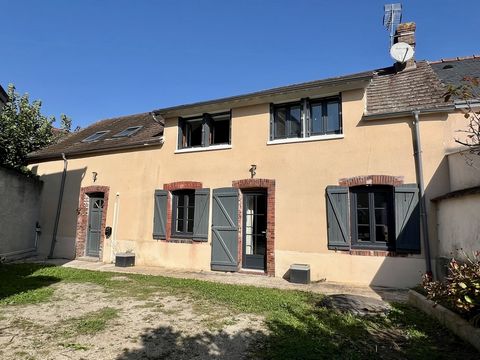 Dans un charmant village à 5 min de la gare, des écoles (de la maternelle au lycée) et des commerces, longère de 1860 entièrement rénovée en 2012.Elle comprend au rez-de-chaussée une entrée, un salon lumineux avec cheminée et poêle, une salle à mange...