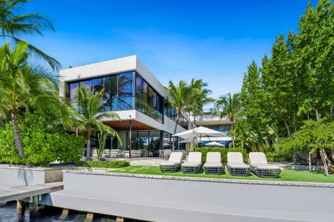 A stunning tropical contemporary home located on the tip of coveted Biscayne Island with unobstructed breathtaking views of Miami & Biscayne Bay. Redesigned in 2020 with an approx. $5M renovation, this residence offers telescopic floor to ceiling poc...