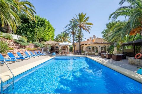 Villa met 9 slaapkamers, zwembad en luxe voorzieningen in La Sabatera, Moraira Presentatie van een onlangs gerenoveerde luxe villa te koop in Moraira, met 9 slaapkamers met airconditioning en 6 badkamers, waaronder 4 gedeelde badkamers en 2 eigen bad...