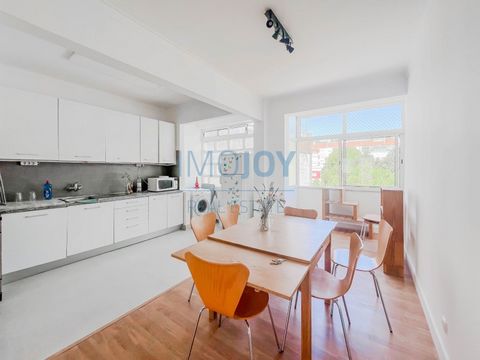 Appartement de 2 chambres, rénové, très lumineux, avec rangement, dans un immeuble avec 2 ascenseurs, situé dans un quartier calme de São Domingos de Benfica. Très proche de l'Alto dos Moinhos et du métro Monsanto, accès facile et rapide aux routes p...