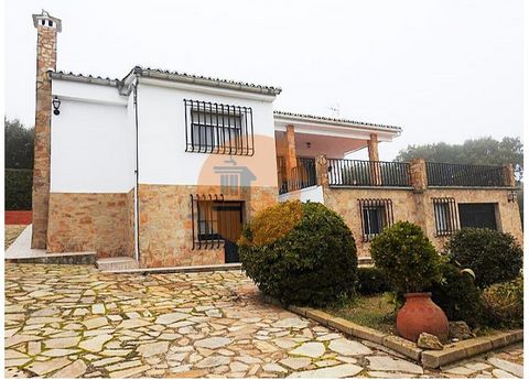 Discover the opportunity to live surrounded by nature, just 5 minutes from the centre of Cáceres, with excellent access to the motorway to Madrid. Ground Floor: Living room with fireplace Guest toilet Garage One bedroom (currently used as a second li...