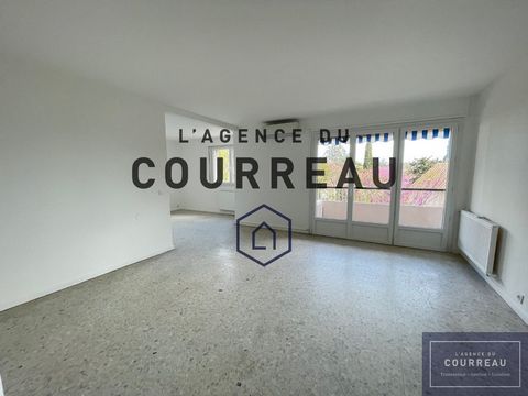 NIMES- MONTAURY Venez découvrir ce superbe appartement entièrement refait avec double vitrage de 105m2 dans une copropriéte sécurisée, calme, arborée, avec ascenseur. Vous allez adorer l'agencement de ce bel appartement de standing et vous pourrez pr...