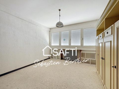 Idéalement situé à 20 min à pied du centre de Lavaur, je vous invite à découvrir cet appartement de type T1 studio de 25m² au 4ème étage d'un immeuble avec ascenseur . Il comprend une belle pièce de vie avec cuisine ouverte ,une salle de bain avec ba...