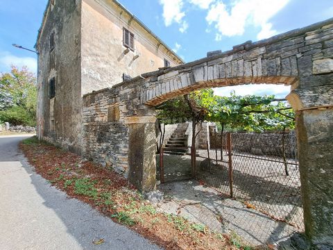 Location: Istarska županija, Oprtalj, Oprtalj. ISTRIEN, GROŽNJAN, UMGEBUNG - altes Haus mit Grundstück von 60.000 m2 Wir bieten zum Verkauf ein älteres autochthones Steinhaus an. Es ist das erste in Folge und erstreckt sich über drei Etagen, mit eine...