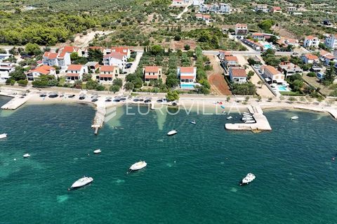 Building land with a total area of 500 m2, rectangular shape, dimensions approx. 20 m x 25 m, in the town of Turanj, just above the highway. Air distance from the sea approx. 120 m, with a note that the passage to the sea is located right below the p...