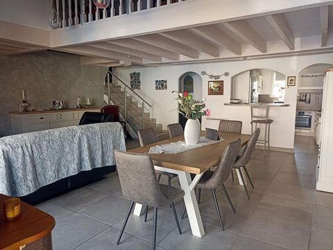 Proche de toutes les commodités de la commune, venez découvrir cette maison sur 2 niveaux de 114m² avec cour privative et garage. En plain pied, vous disposerez d'un séjour très lumineux de 45m² avec une cuisine semi-ouverte de 10m² aménagée et équip...