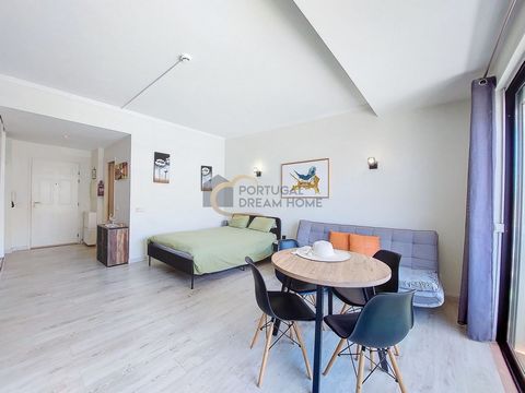 Uitstekende studio van 37 m2 met balkon van 8 m2 en terras van 16 m2, in Sta Eulália, Albufeira. Gerenoveerd. Dubbele beglazing. Eletrische rolluiken. Airconditioning. Deze studio heeft een hal met garderobe, badkamer met Italiaanse douche, kitchenet...