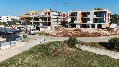 Appartementen te koop in een nieuw woonproject in Novigrad! Het complex bestaat uit twee wooneenheden, in totaal 14 appartementen. Dit leuke appartement, Type C, is gelegen op de 1e verdieping van het gebouw en bestaat uit een entree, een ruime woonk...