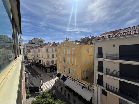 EXCEPTIONNEL A LA VENTE appartement 2 pièces 62m² ! Situé dans le célèbre quartier OR, venez découvrir ce deux pièces au quatrième étage d'un immeuble avec ascenseur et parking privatif. Constitué d'une cuisine, d'un salon donnant accès à une loggia ...