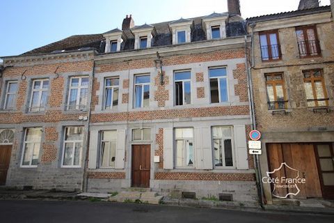 In het centrum van Givet biedt Côté France u in exclusiviteit dit grote herenhuis aan, deelbaar in 3 afzonderlijke appartementen Op de begane grond leidt de inkomhal naar een kantoor, een slaapkamer en een grote keuken die toegang geeft tot een douch...