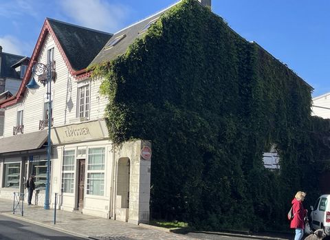 XXX NORMANDY IMMOBILIER VILLERS-SUR-MER XXX In the heart of the city center of Villers, at the foot of the shops and only 100 m from the beach, 10-room townhouse with magnificent volumes including 6 bedrooms and developing a surface area of 168 m2. M...