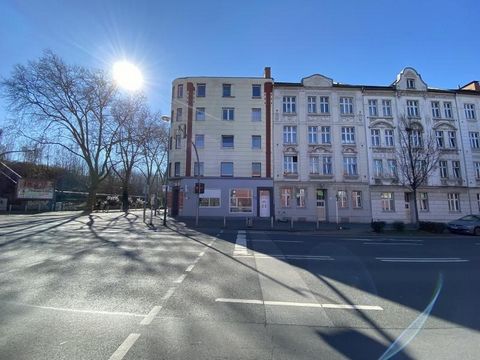 Dieses Voll vermietete Mehrfamilienhaus im Dortmunder Norden, bietet Ihnen insgesamt 9 Wohneinheiten und 1 Gewerbeeinheit im Erdgeschoss und wurde 1956 voll unterkellert auf einem 280 m2 großem Grundstück errichtet. Alle Wohnung sind langfristig verm...