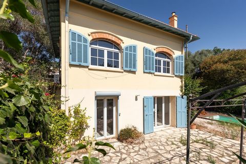 Découvrez cette magnifique villa vue mer située à Golfe-Juan, offrant un cadre de vie idyllique entre mer et verdure. Nichée au cœur de GOLFE JUAN / Vallauris, cette maison de charme, bâtie en 1954, dispose de 4 chambres et d’une belle terrasse ensol...