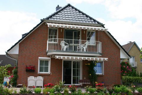 Teilmöblierte 5 Zimmer gehobene Obergeschoss Wohnung mit ausgebauten Dachgeschoss in einer sehr ruhigen Wohngegend. Klimaanlage nach Vereinbarung. Eine freier Ausblick von einem großen Balkon auf Gärten und Felder. Die Wohnung hat W-LAN und ein LAN-N...