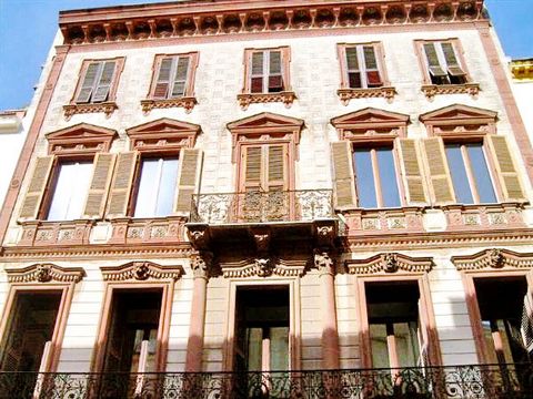 Nell’elegante zona centrale di Piazza Castello , proponiamo in vendita un’ampia e prestigiosa soluzione immobiliare, ideale sia come studio professionale che come abitazione di lusso . Situato al secondo piano di uno storico edificio del 1800, l’appa...