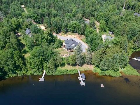 Cette magnifique propriété au bord du lac Gagnon offre une vue remarquable sur l'eau. Elle comprend 4 chambres à coucher, une salle familiale avec un bar et 3,5 salles de bains. C'est l'endroit idéal pour vous permettre de créer des moments conviviau...