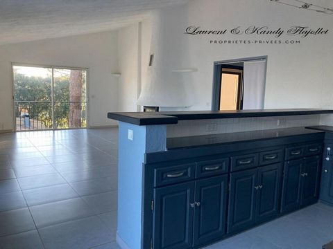 - APPARTEMENT SPACIEUX sur la commune de Sainte Lucie de Porto-Vecchio - Au sein d'une petite résidence, ce GRAND appartement de plus de 86 m2 niché au 2nd et dernier étage est composé d'une belle pièce de vie avec cuisine ouverte, de trois chambres,...