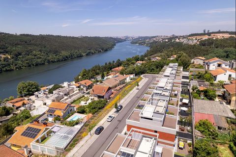 Experimente uma vida extraordinária nesta nova moradia de três quartos com terraço privado, perfeitamente posicionada para oferecer vistas diretas deslumbrantes sobre o Rio Douro, na encantadora Foz do Sousa de Gondomar, distrito do Porto. Possibilid...