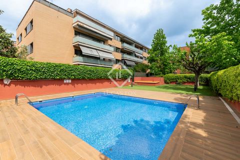 Lucas Fox tiene el placer de presentarles este maravilloso piso de 110 m² construidos, 3 dormitorios y 2 baños, ubicado en una tranquila y bien comunicada zona residencial como es Mirasol, Sant Cugat del Vallès. Accedemos a la vivienda por un amplio ...
