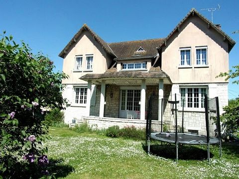 VERNON - PROCHE GARE ET ECOLES Découvrez cette belle maison pleine de caractère, idéalement située à VERNON au prix de 520000 euros honoraires charge vendeur. Vous serez accueillis par un hall d'entrée lumineux qui mène à une cuisine aménagée fonctio...