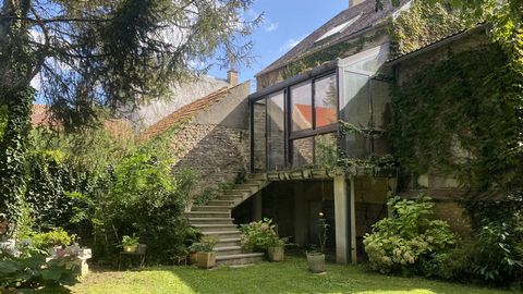 Propriété d'exception avec tour médiévale- Grange- Jardin- 5 chambres à L'ISLE SUR SEREIN (89)