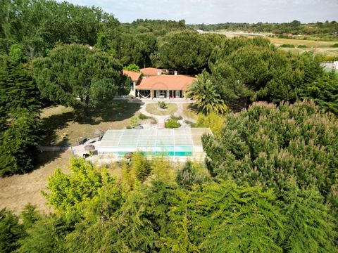Exclusiva e funcional moradia T4+2 com piscina na reservada Quinta de Santo Estêvão Esta moradia está inserida num lote de 10.572m2, delimitada por muros e arbustos, permitindo uma total privacidade. Constituída por amplo hall de entrada, espaçosa sa...