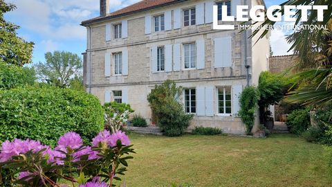 A36961ASO16 - Charmante maison familiale(280m2) au bord de la Charente dans la commune de Vars à 2 pas des commodités ! Cette spacieuse maison dispose de nombreuses chambres, salon, salle à manger, cuisine, salles de bains, atelier, grande dépendance...
