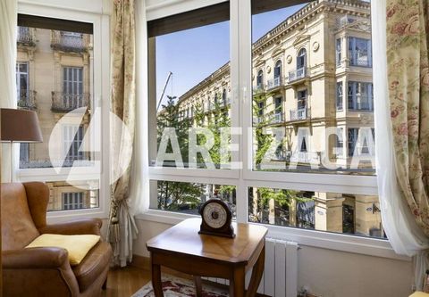 Areizaga Inmobiliaria: Centro, calle Fuenterrabía, junto a la playa de La Concha y centro Comercial de San Martín. Venta de vivienda impecable, de esquina. Vivienda impecable de dos habitaciones y dos baños, totalmente exterior, de esquina y con orie...